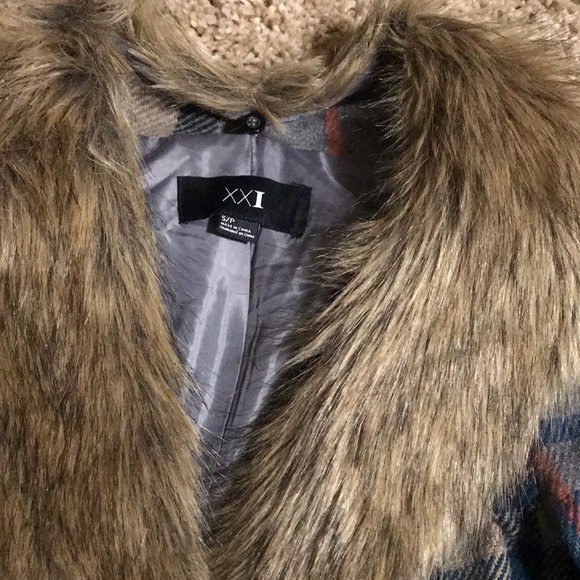 Woman jacket with fur collar - Picture 3 of 3